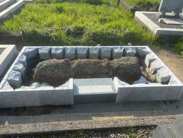 養老町墓地　新しい墓石の建立　③間知石設置